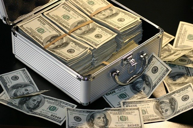 peníze a kufr.jpg