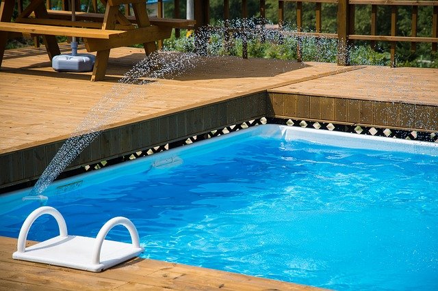 dřevěné obležení bazénu